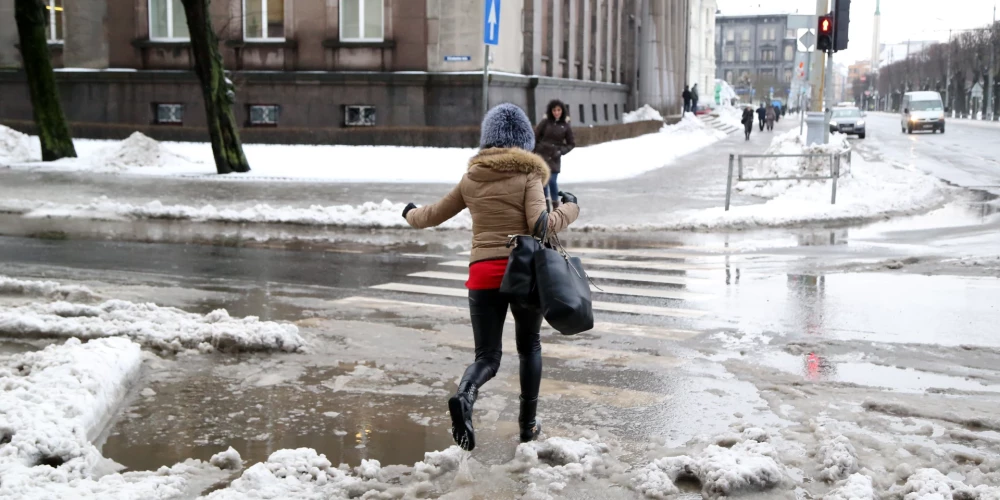 Морозы продолжают удерживать Латвию: в ночь на неделю ожидается до -27 градусов, в выходные возможна оттепель