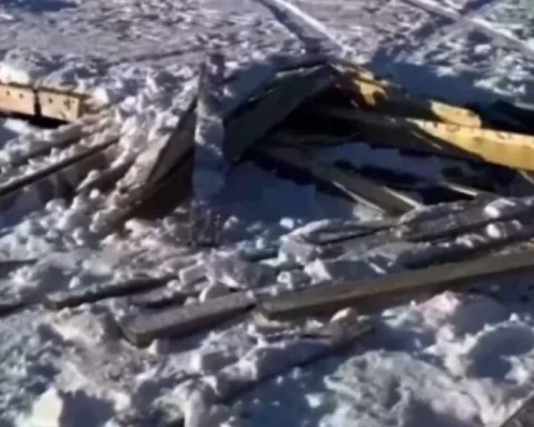 На озере после ночных развлечений остались следы шин и поврежденные мостки