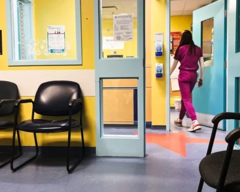 Пациенты в Латвии увеличивают очереди: медики уходят из госпрограммы из-за простоя