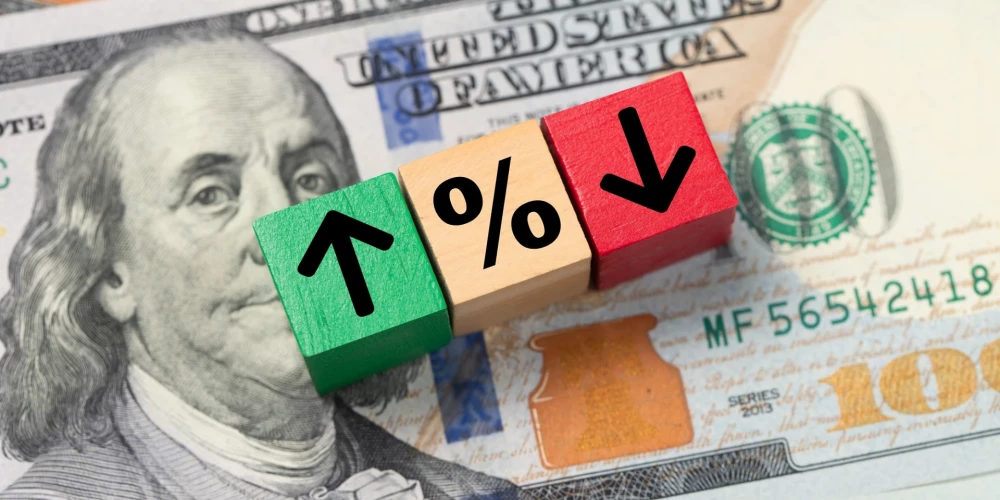 Падение курса доллара: плюсы и минусы для Латвии