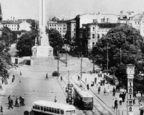 Памятник Свободы: от оживленного движения к тихой пешеходной зоне