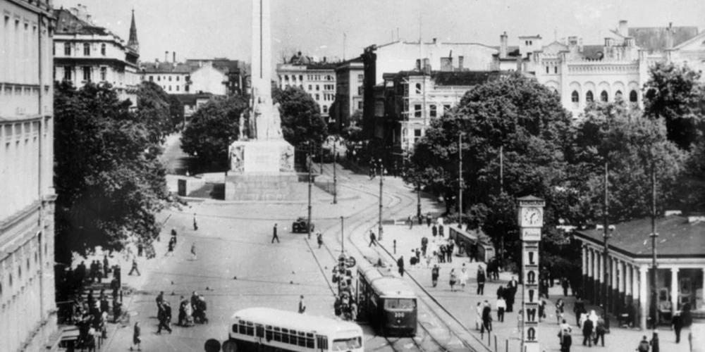 Памятник Свободы: от оживленного движения к тихой пешеходной зоне