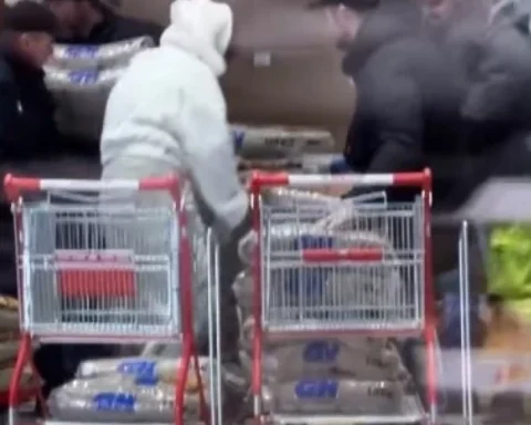 Паника за древесными гранулами: шокирующее видео из магазина Риги