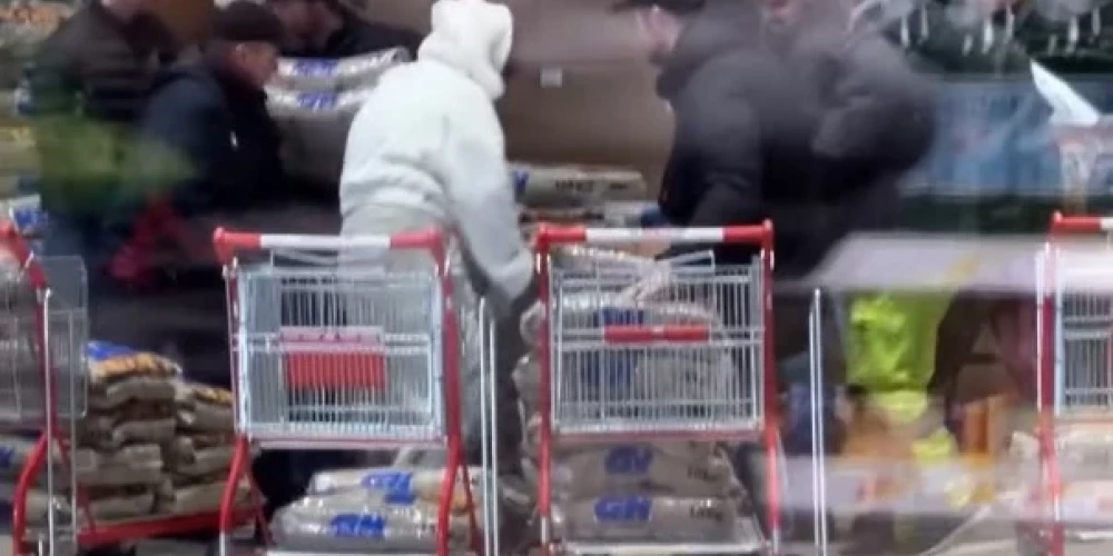 Паника за древесными гранулами: шокирующее видео из магазина Риги