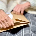 Пенсионерка с инвалидностью утверждает, что рижские власти удерживают 100% ее доходов