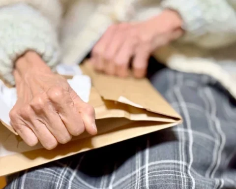 Пенсионерка с инвалидностью утверждает, что рижские власти удерживают 100% ее доходов