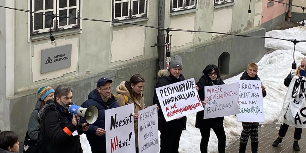 Пенсионеры и молодежь протестуют у офиса Национального объединения против "дерусификации"