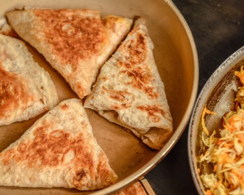 Пирожки из лаваша с курицей и корейской морковью