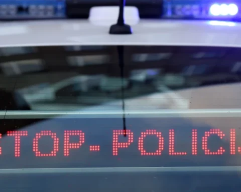 Полиция напоминает латвийским водителям об обязательном остановке при приближении спецтранспорта