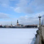 Полиция Риги не штрафует гуляющих по льду Даугавы, проводя профилактические беседы