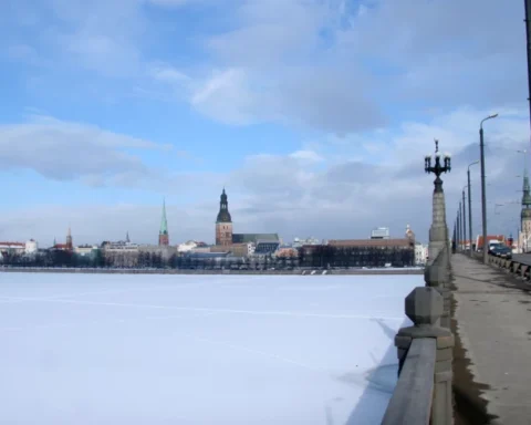 Полиция Риги не штрафует гуляющих по льду Даугавы, проводя профилактические беседы
