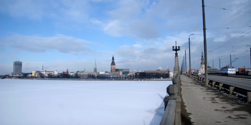 Полиция Риги не штрафует гуляющих по льду Даугавы, проводя профилактические беседы