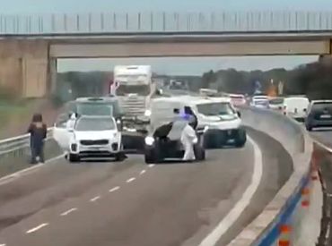 Попытка ограбления броневика в Италии завершилась стрельбой и взрывом