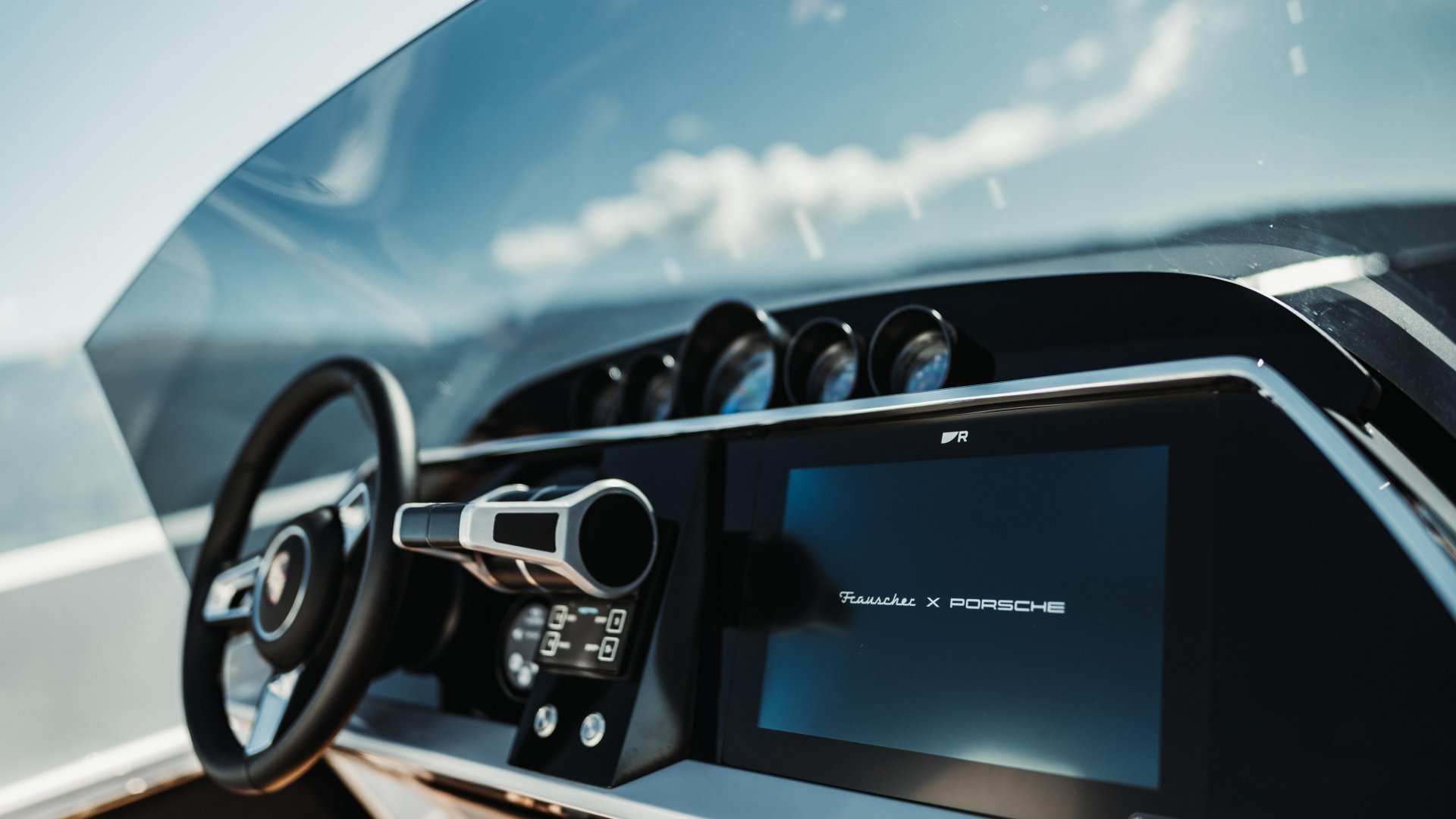 Porsche представляет электрический катер 850 Fantom Air, использующий технологии Macan Turbo