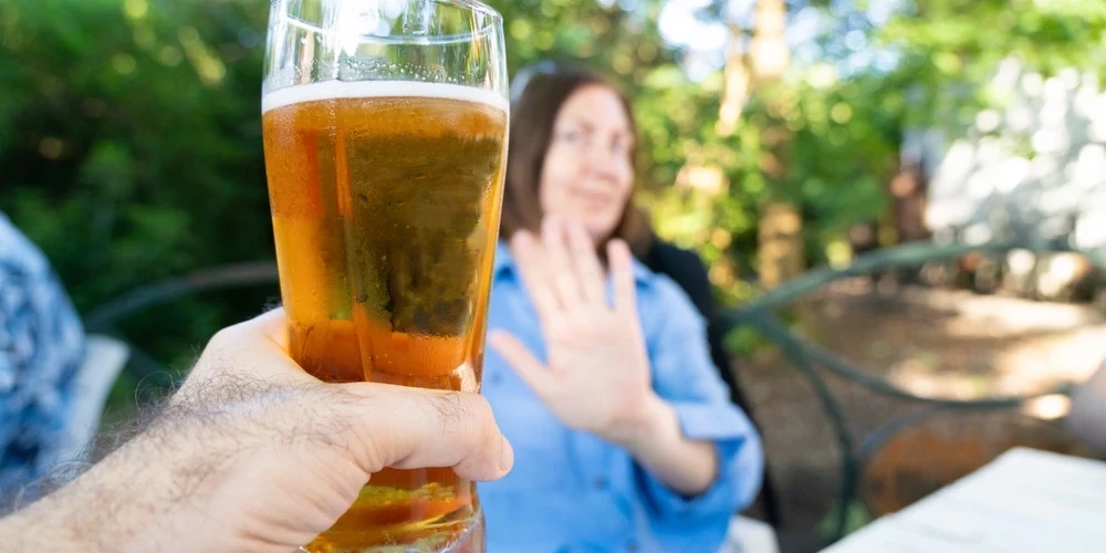 Потребление алкоголя в Латвии снижается: эксперты отмечают смену привычек молодежи