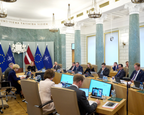 Правительство Латвии утвердило законопроект о жилищных пособиях за отопление после долгих дебатов