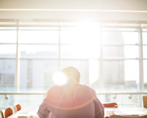 Правительство не планирует менять закон о труде в Латвии