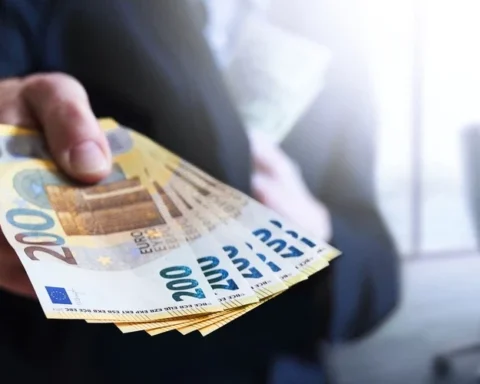 Рига поддерживает полицейских и педагогов в условиях нехватки кадров