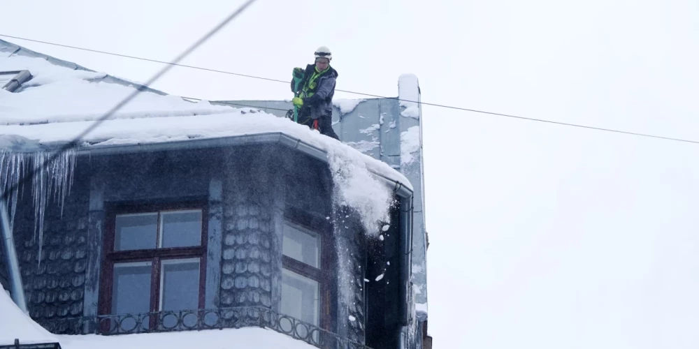 Рига предупреждает собственников: ответственность за нечищенные крыши и штрафы до 1400 евро