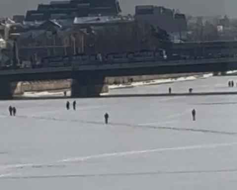 Рижане переходят Даугаву по льду: анализ безопасности таких перемещений