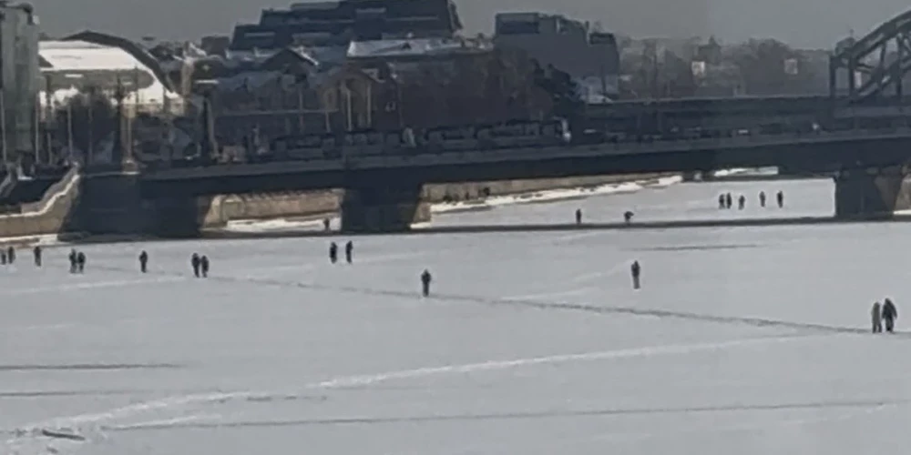 Рижане переходят Даугаву по льду: анализ безопасности таких перемещений