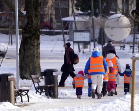Рижане собрали подписи против закрытия трех детских садов