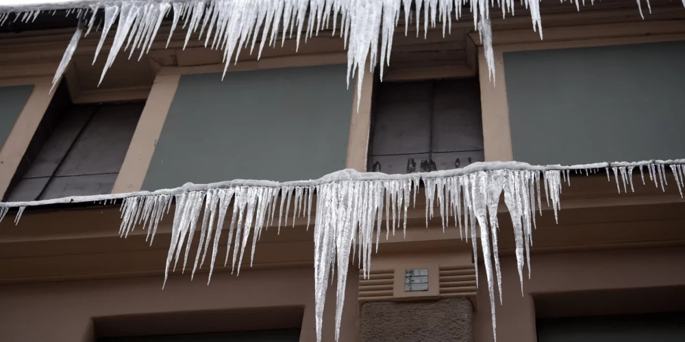 Рижская дума призывает жителей быть осторожными из-за риска падения снега и сосулек