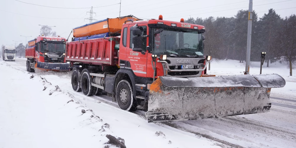 Рижская дума публикует фото уборки снега с улиц города