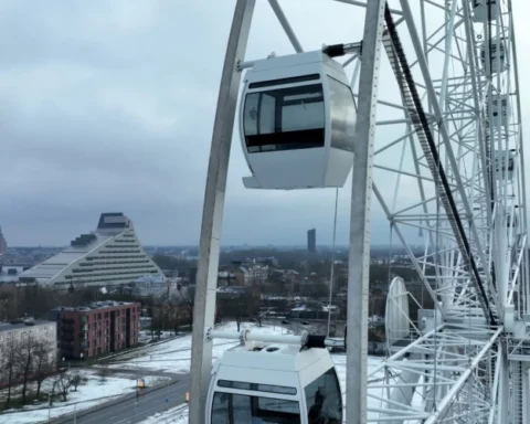 Рижское колесо обозрения предлагает романтическую программу с устрицами и шампанским к 14 февраля