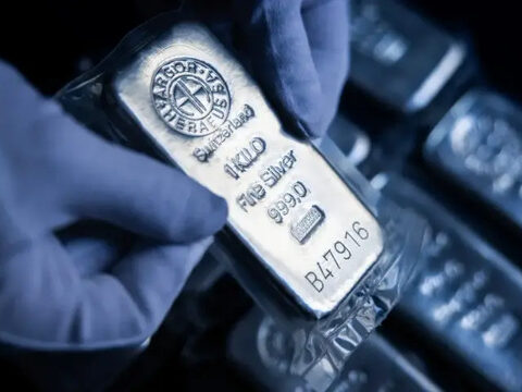 Рост цен на серебро затрудняет производство монет и государственных наград в Латвии