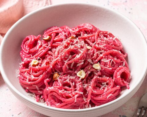 Розовая паста в свекольном соусе с сыром