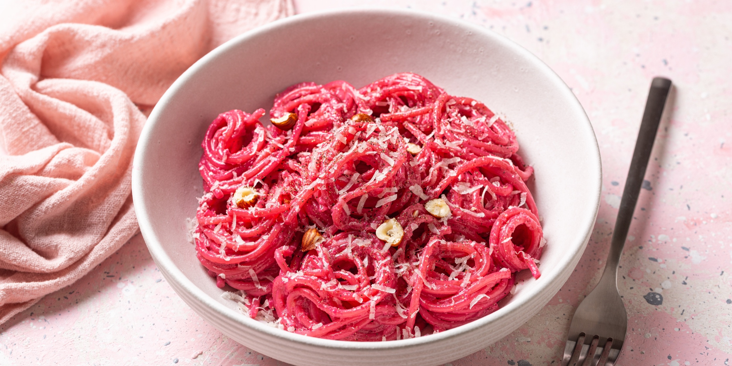 Розовая паста в свекольном соусе с сыром