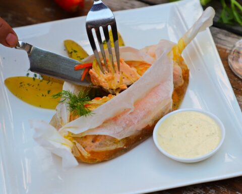 Рыба, запечённая в пергаментных лодочках