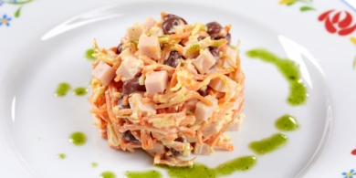 Салат «Выручайка» с фасолью и корейской морковью готовится за 5 минут