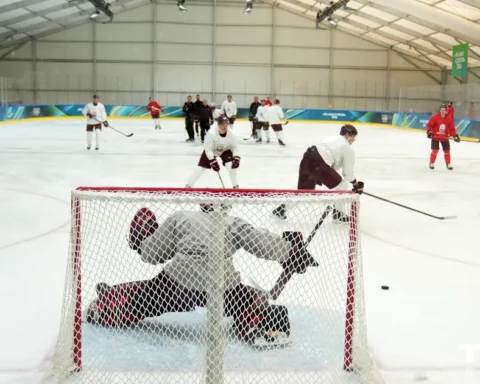 Сборная Латвии по хоккею провела тренировку в ледовой арене "Санта-Джулия" перед Олимпиадой