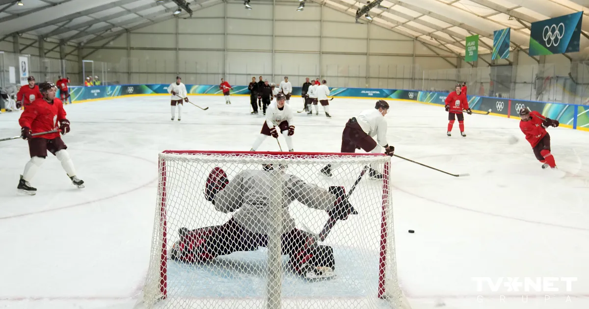 Сборная Латвии по хоккею провела тренировку в ледовой арене "Санта-Джулия" перед Олимпиадой
