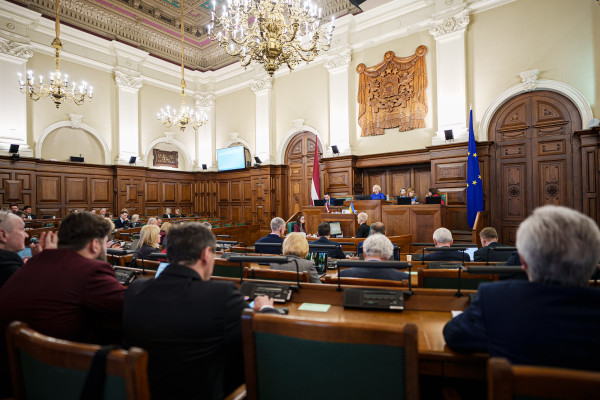 Сейм Латвии обсуждает запрет общения на русском в магазинах