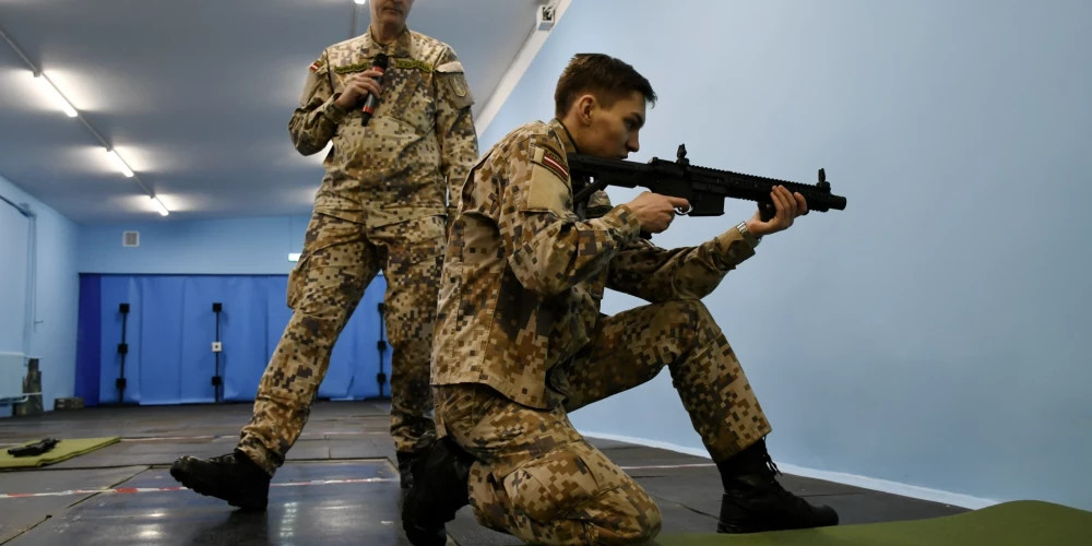 Сейм Латвии принял поправки к закону о доставке предмета "Государственная оборона" на дом