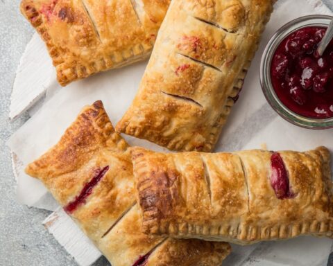 Слойки с вареньем за полчаса из слоёного теста