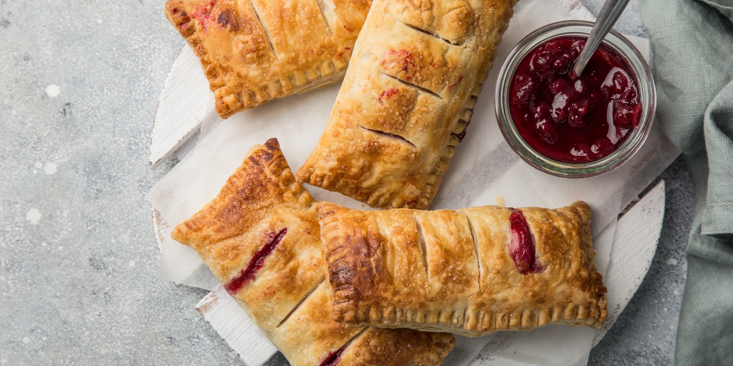 Слойки с вареньем за полчаса из слоёного теста