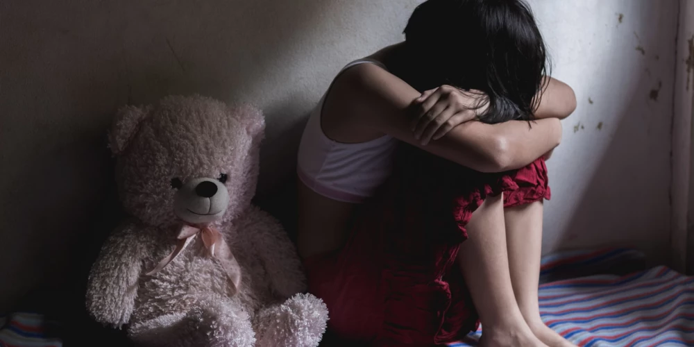 Случай с 12-летней беременной в Латвии вызывает общественное возмущение