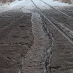 Снег в одном из районов Лиепаи стал черным из-за пыли с территории CTB