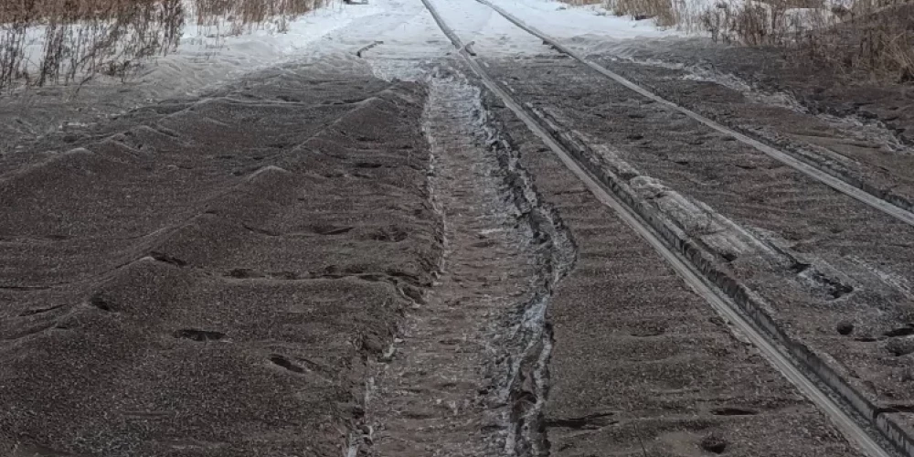 Снег в одном из районов Лиепаи стал черным из-за пыли с территории CTB