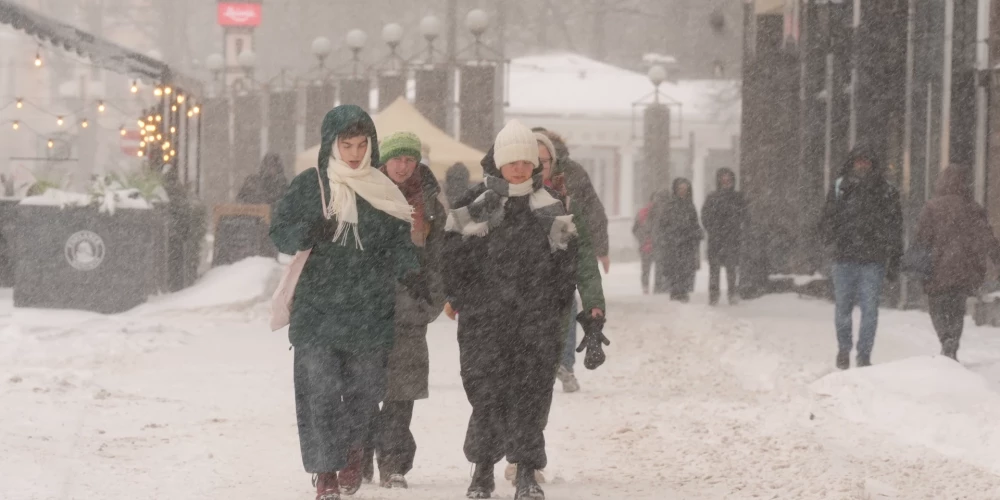 Снегопад в Риге 13 февраля: улицы засыпаны, движение затруднено