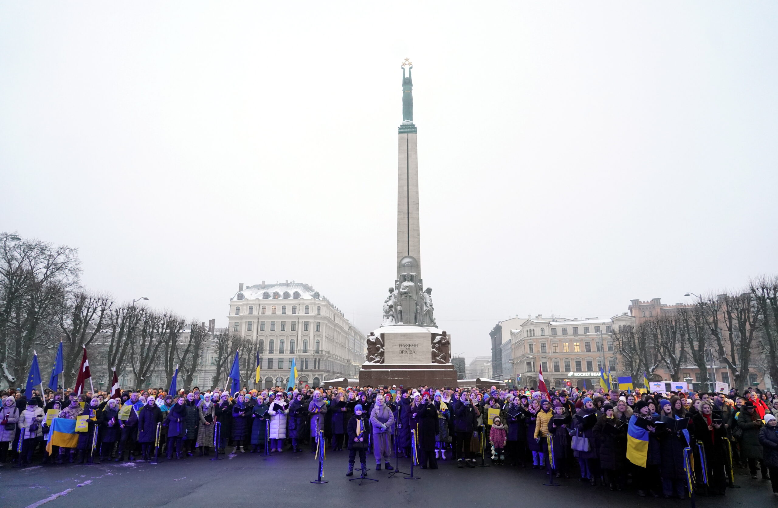 Сотни людей собрались у Памятника Свободы в поддержку Украины, проведя минуту молчания