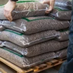 Топливный кризис в Латвии: магазины вводят лимиты на продажу гранул и брикетов