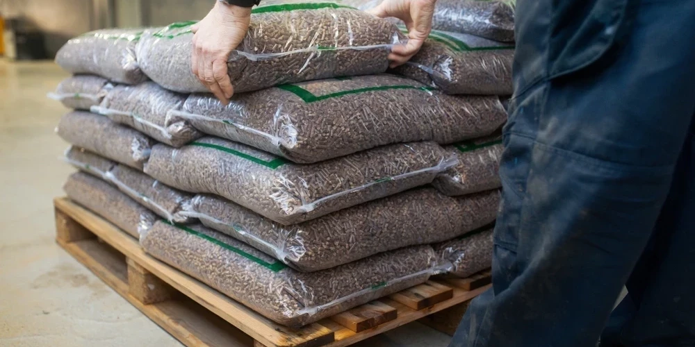 Топливный кризис в Латвии: магазины вводят лимиты на продажу гранул и брикетов