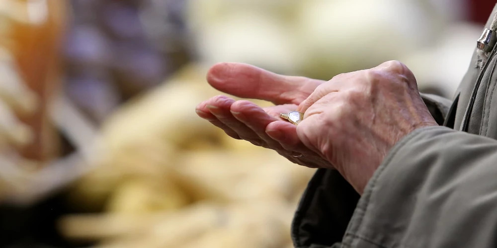 Тысячи латвийцев получают пенсию до 100 евро в месяц