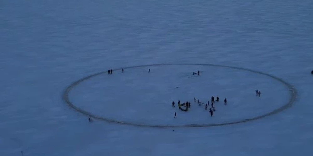У побережья Саулкрасты создали крупнейшую ледяную "карусель" в Балтийском море
