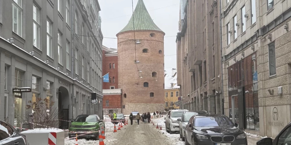 Уборщики снега в Риге препятствуют движению пешеходов